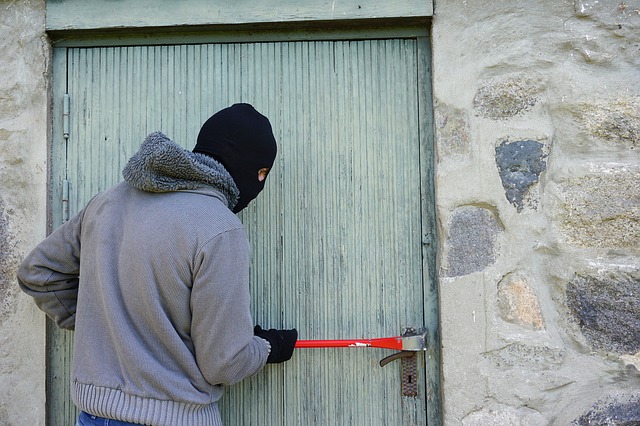 close-your-garage-door-to-keep-burglars-out