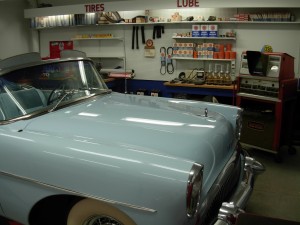1954_Buick_100_Skylark_Sports_Car_in_an_Old_Garage_(1418461609)